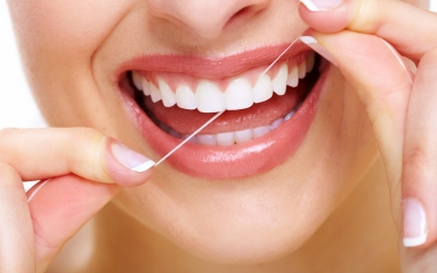 اهمیت استفاده از نخ دندان در حین مسواک زدن