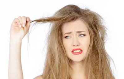 برای جلوگیری از وِز شدن موهایمان، هنگام خشک کردن آن چه کنیم؟
